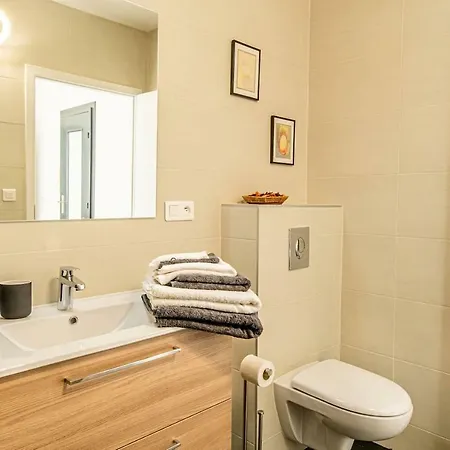 De Standing, 4 Etoiles, Calme, Neuf, Avec Terrasse Et Foret, Strasbourg Sud, Proches Des Commerces, Restaurants, Autoroutes *